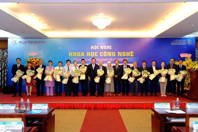 Lễ khoác áo bluose trăng cho Sinh viên