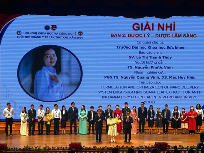 Lễ khoác áo bluose trăng cho Sinh viên